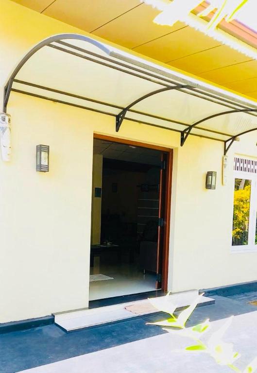 ein Gebäude mit einer offenen Tür zu einem Zimmer in der Unterkunft JJ Homestay in Negombo