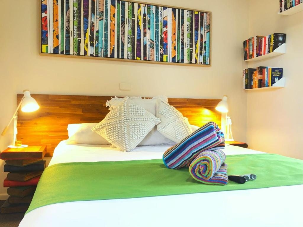 sypialnia z łóżkiem z 2 poduszkami w obiekcie Acacia Motel w mieście Chinchilla
