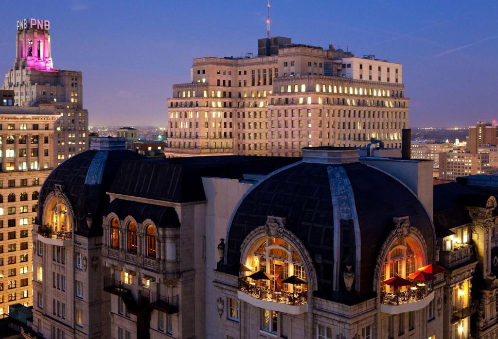 een uitzicht op een groot gebouw met hoge gebouwen bij The Bellevue Hotel, in the Unbound Collection by Hyatt in Philadelphia