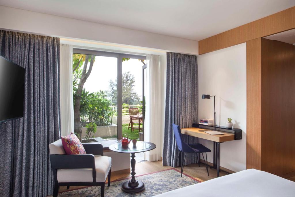 um quarto de hotel com uma cama, uma secretária e uma janela em Hyatt Centric MG Road Bangalore em Bangalore