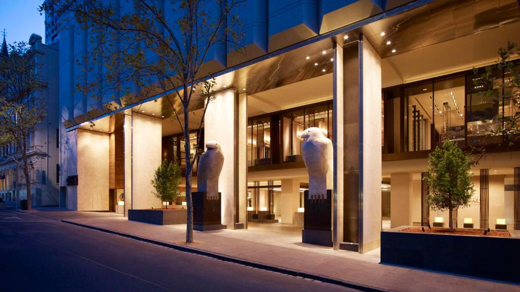 een gebouw met twee grote sculpturen ervoor bij Grand Hyatt Melbourne in Melbourne
