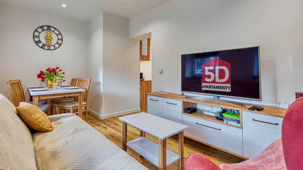 シフィエラドゥフ・ズドルイにあるApartament Kwisa - 5D Apartamentyのリビングルーム(大画面薄型テレビ付)