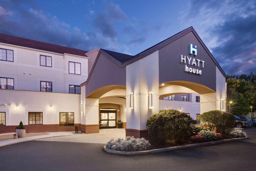 um edifício de hotel com um sinal de honra hriott em Hyatt House Boston Waltham em Waltham