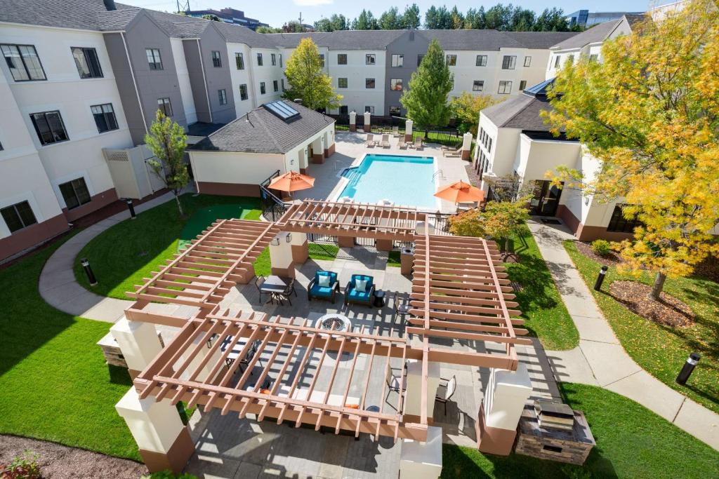 una vista aérea de una piscina en un complejo de apartamentos en Hyatt House Boston Waltham, en Waltham