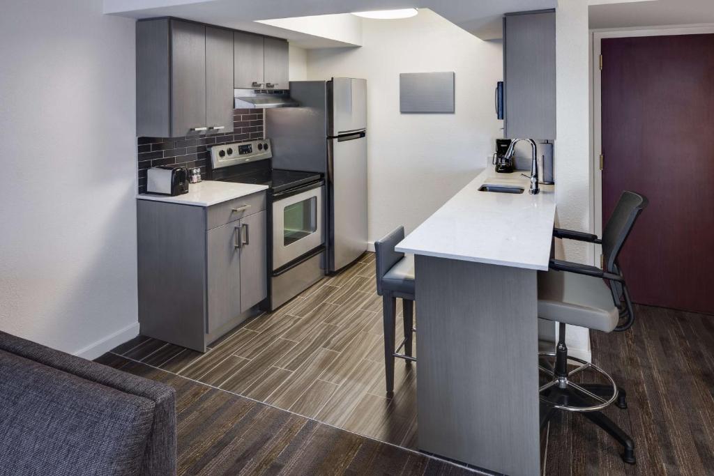 Hyatt House Boston Waltham - 特色特大号床套房 - 带沙发床
