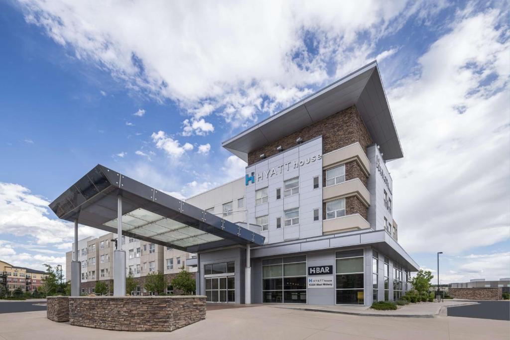 uma representação da frente de um edifício hospitalar em Hyatt House Boulder/Broomfield em Broomfield