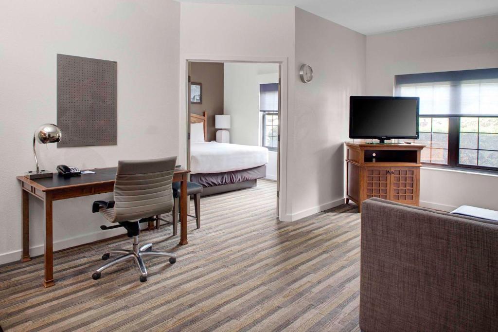 TV a/nebo společenská místnost v ubytování Hyatt House Parsippany East