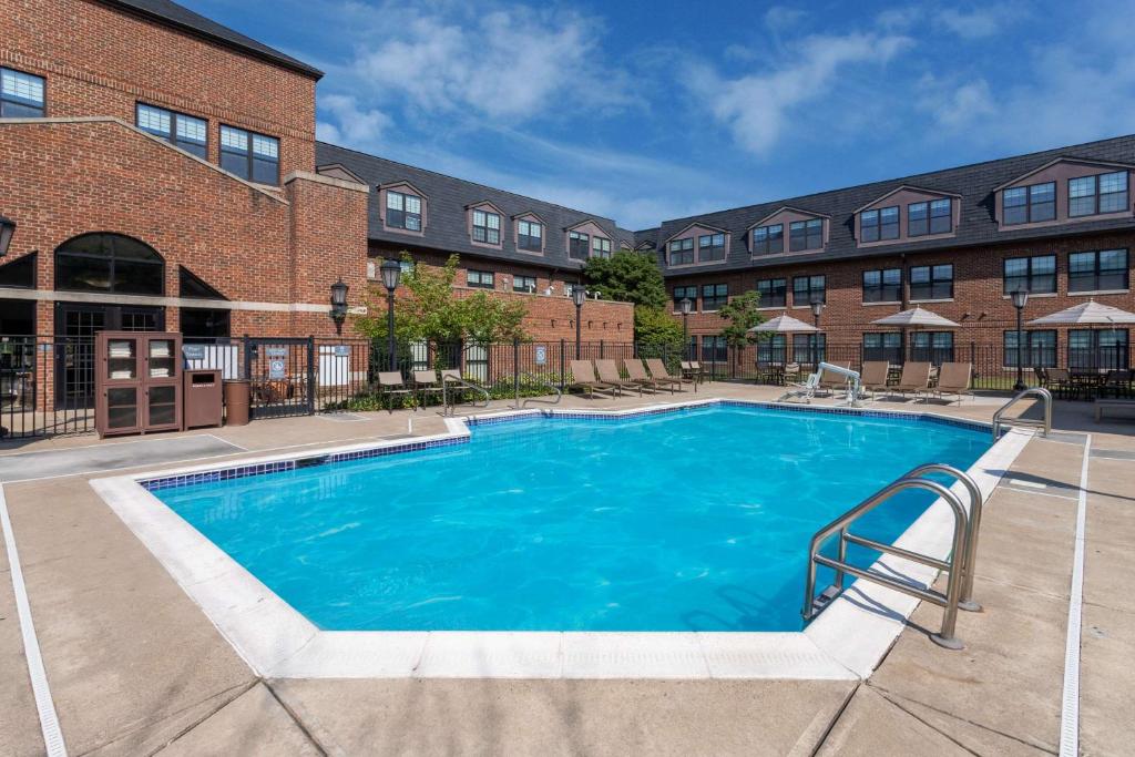 Bazén v ubytování Hyatt House Parsippany East nebo v jeho okolí