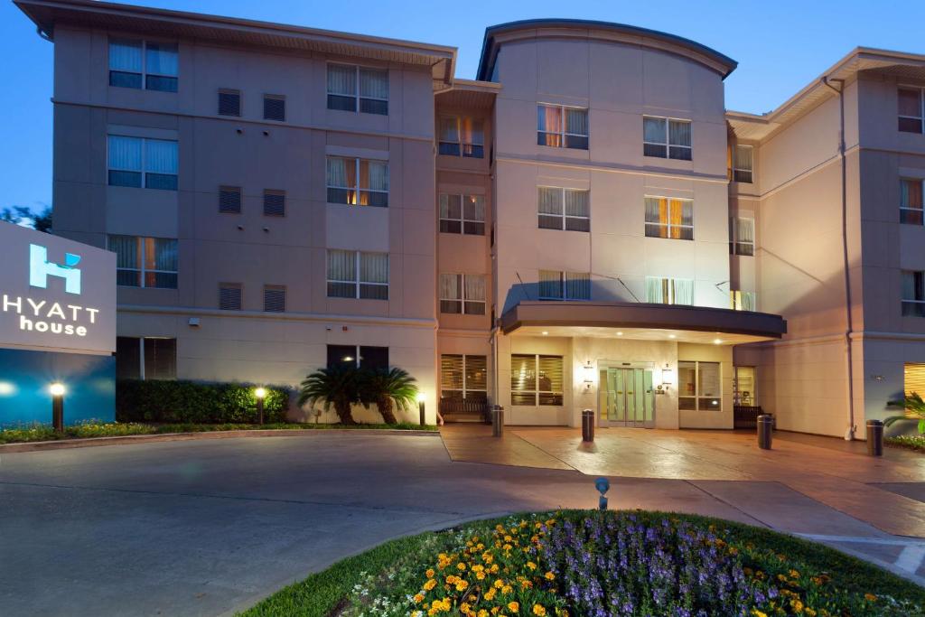 un edificio con un parcheggio di fronte di Hyatt House Houston Galleria a Houston