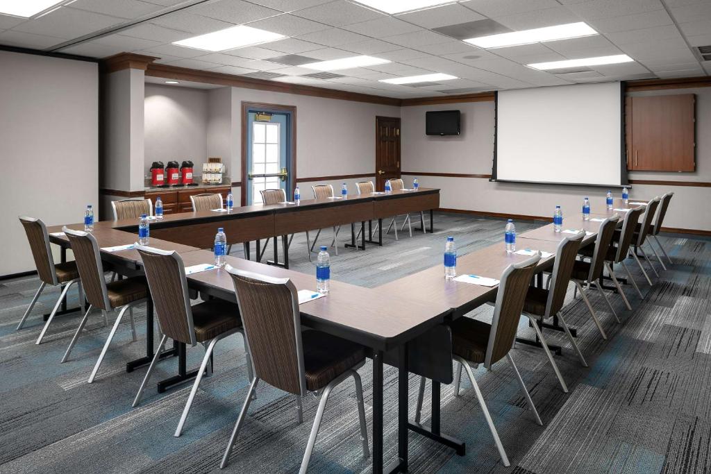 einen Konferenzraum mit einem langen Tisch und Stühlen in der Unterkunft Hyatt House Scottsdale Old Town in Scottsdale
