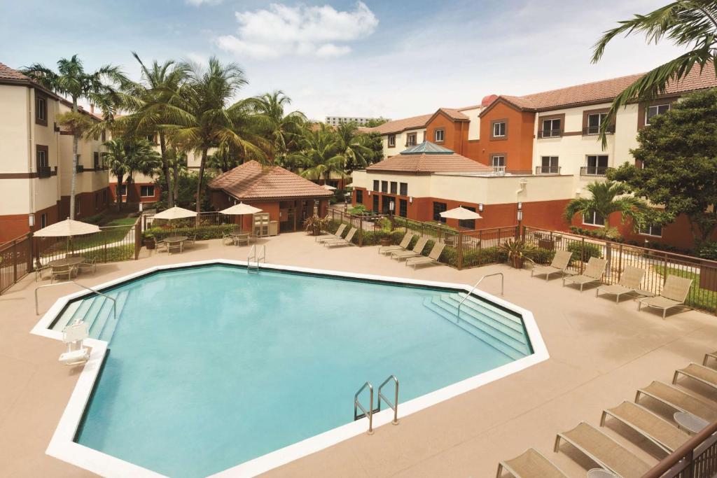 an overhead view of a swimming pool at a hotel at Hyatt House Miami Airport in Miami