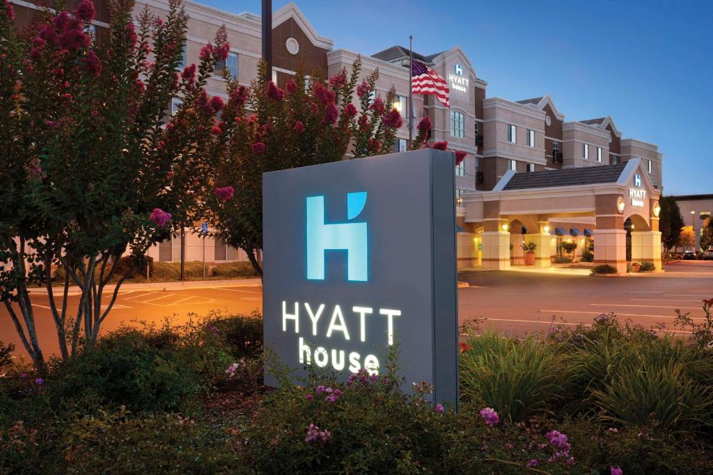 um sinal para uma casa de hyatt em frente a um edifício em Hyatt House Pleasant Hill em Pleasant Hill