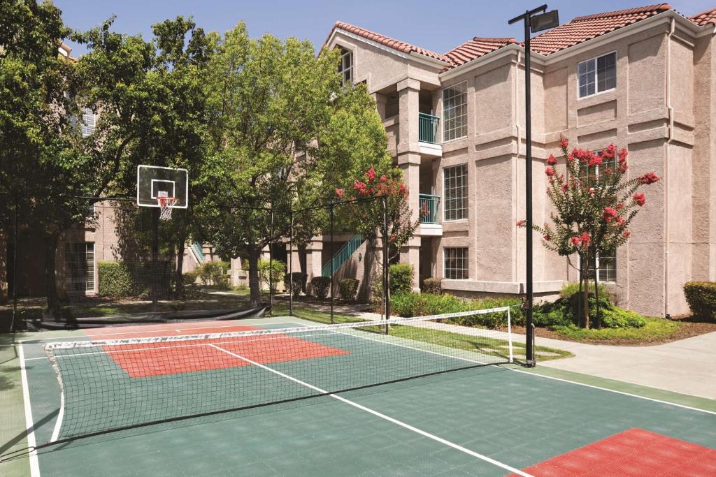 kort tenisowy przed budynkiem w obiekcie Hyatt House Pleasanton w mieście Pleasanton