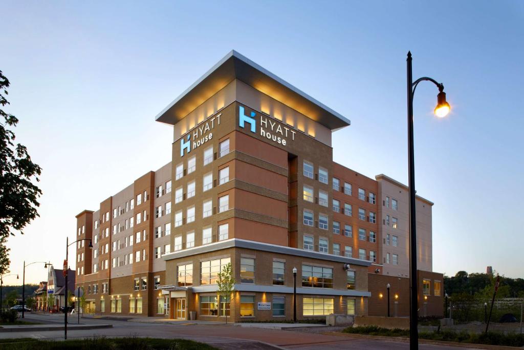 um grande edifício com uma placa em cima em HYATT House Pittsburgh-South Side em Pittsburgh