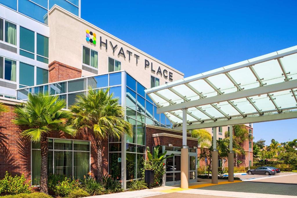 ein Bürogebäude mit einem Baumwoll-Schild drauf in der Unterkunft Hyatt Place San Diego-Vista/Carlsbad in Vista
