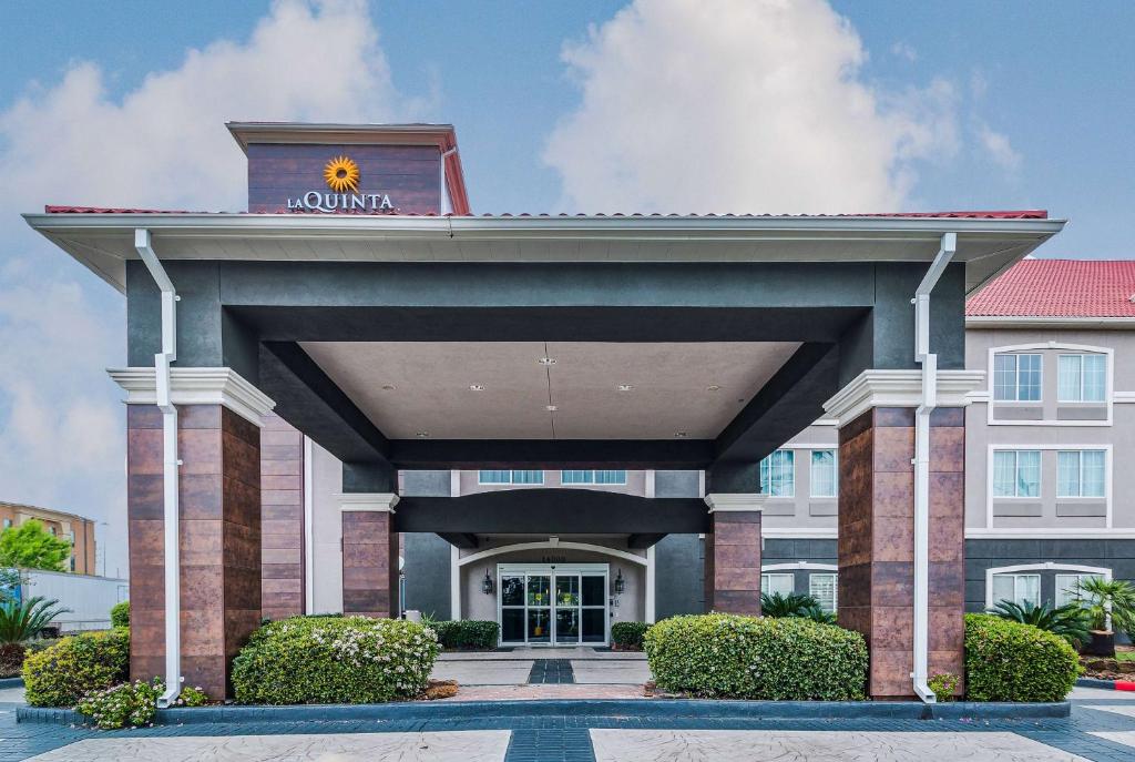 a front view of a hotel with a building at La Quinta by Wyndham Tomball in Tomball