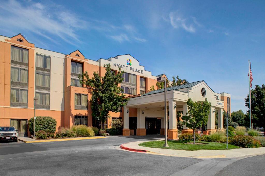 un hotel con un coche aparcado delante de él en Hyatt Place Boise/Towne Square, en Boise