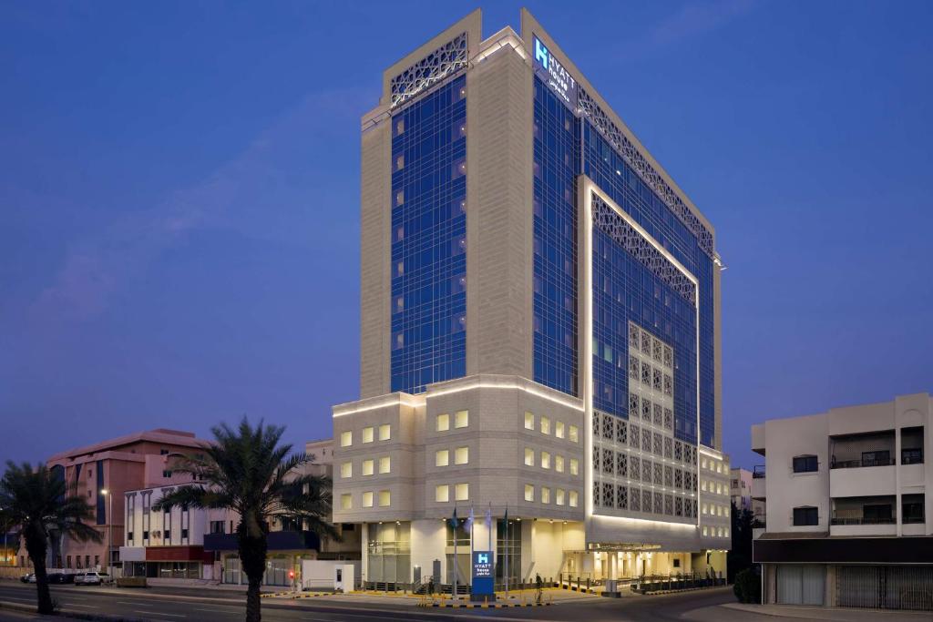 吉達的住宿－Hyatt House Jeddah Sari Street，一座高大的建筑,有很多窗户