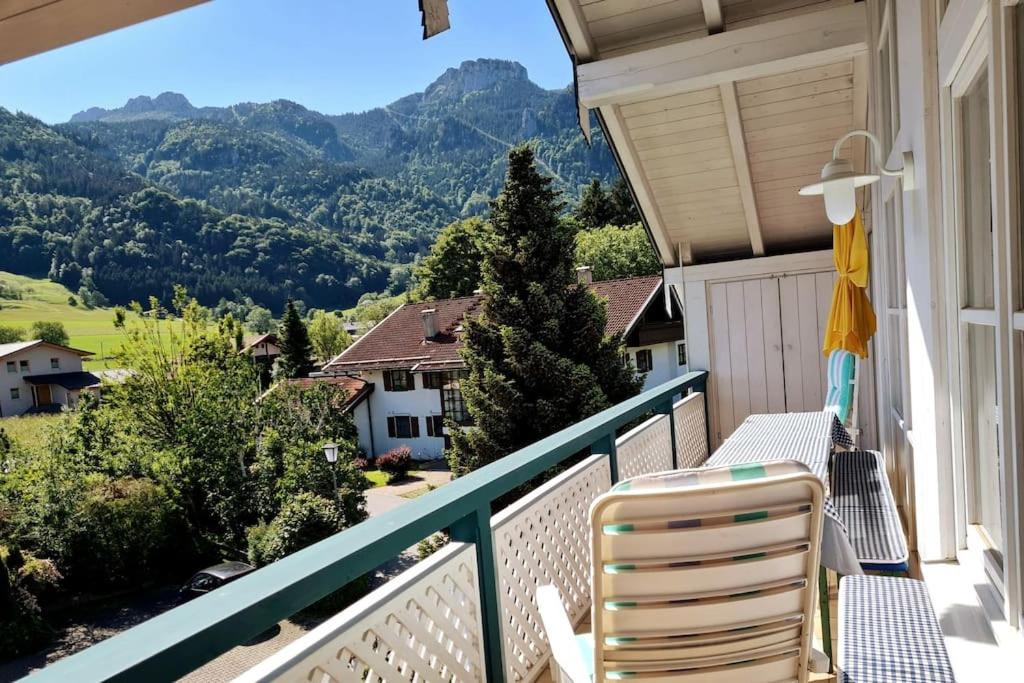 balcón con silla y vistas a las montañas en Bergblick am Kaminfeuer, en Aschau im Chiemgau