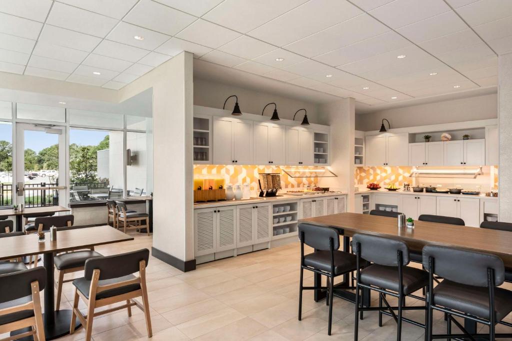 Hyatt Place Virginia Beach Town Center photo