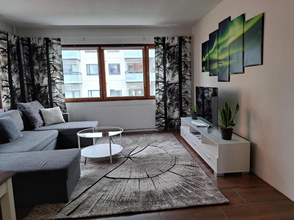 羅瓦涅米的住宿－Elice Apartment，客厅配有沙发和桌子