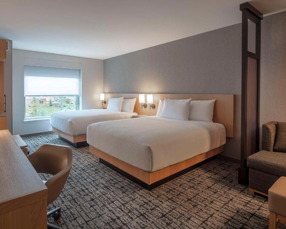 Postel nebo postele na pokoji v ubytování Hyatt Place Moncton-Downtown
