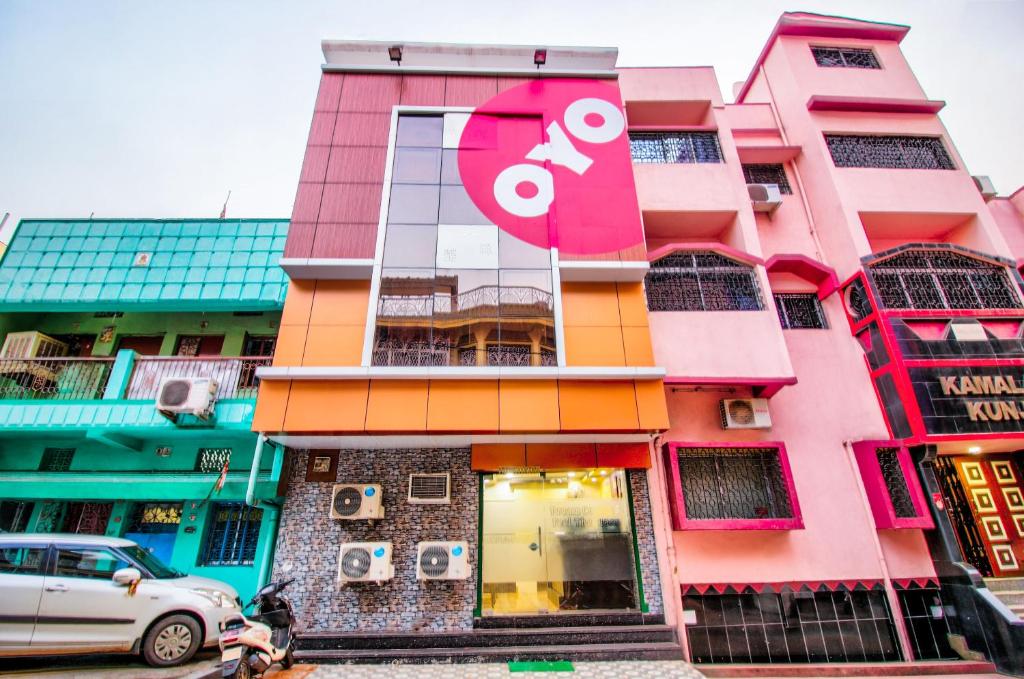 un edificio rosa con un cartel de hola gatito en él en OYO Flagship Dream Connect, en Jamshedpur