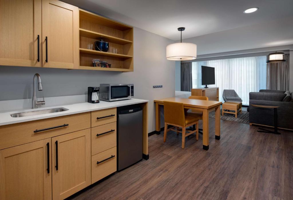 Hyatt Place Boston/Seaport District - 