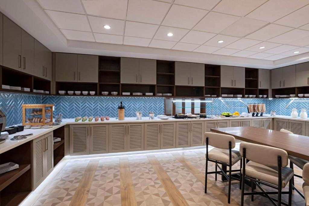 Kuchyň nebo kuchyňský kout v ubytování Hyatt Place Austin Lake Travis/Four Points