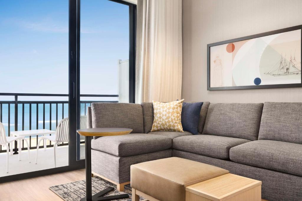 Hyatt Place Virginia Beach Oceanfront的休息区