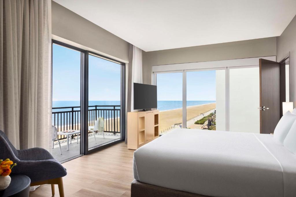弗吉尼亚海滩Hyatt Place Virginia Beach Oceanfront的一间带床的卧室，可欣赏海景