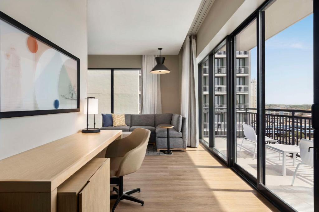 Hyatt Place Virginia Beach Oceanfront的休息区