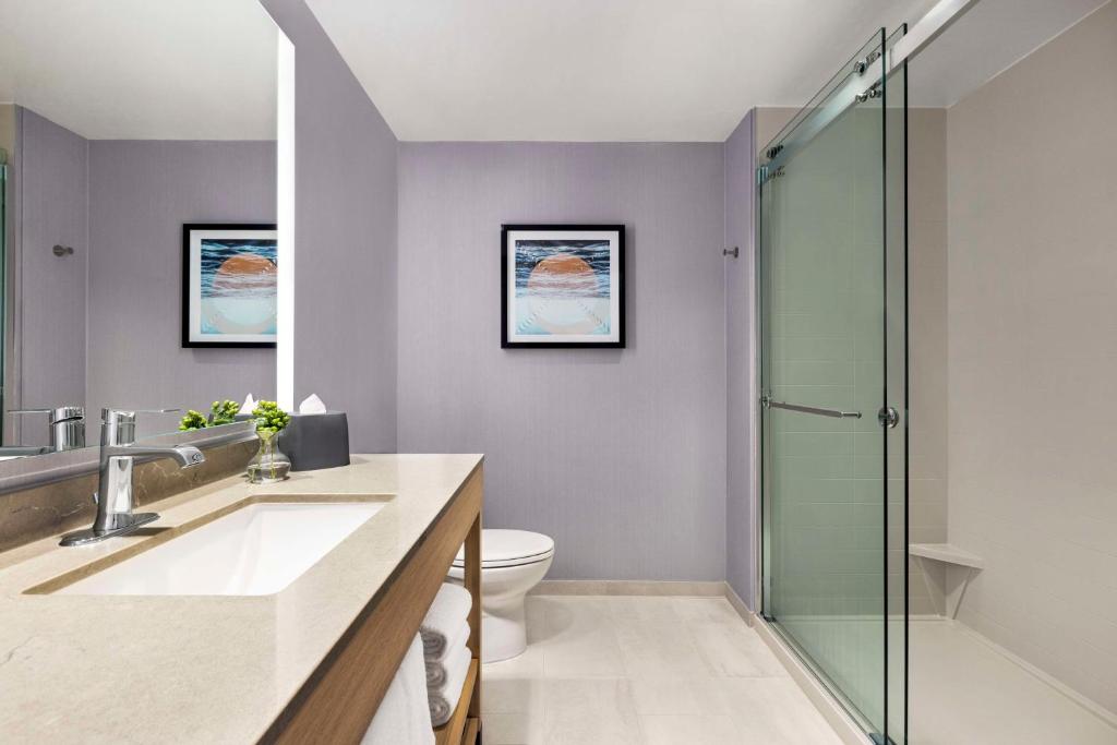 Hyatt Place Virginia Beach Oceanfront的一间浴室