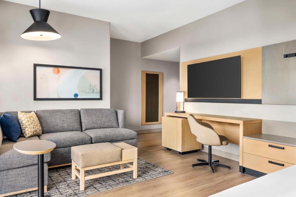 Hyatt Place Virginia Beach Oceanfront的休息区