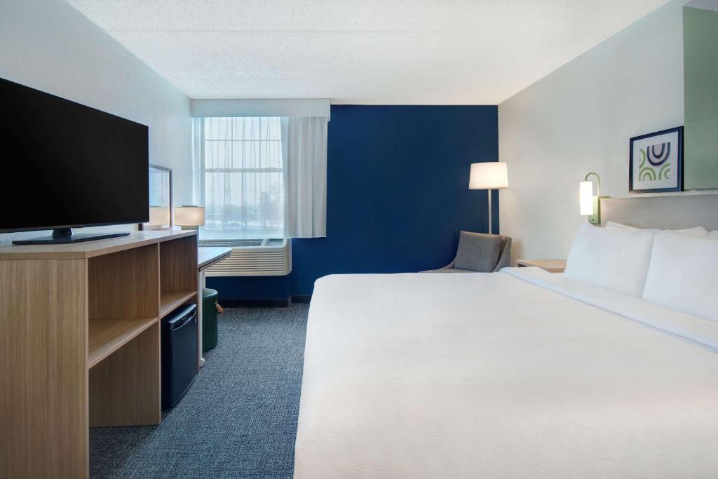 Postel nebo postele na pokoji v ubytování Spark By Hilton Rochester University Area