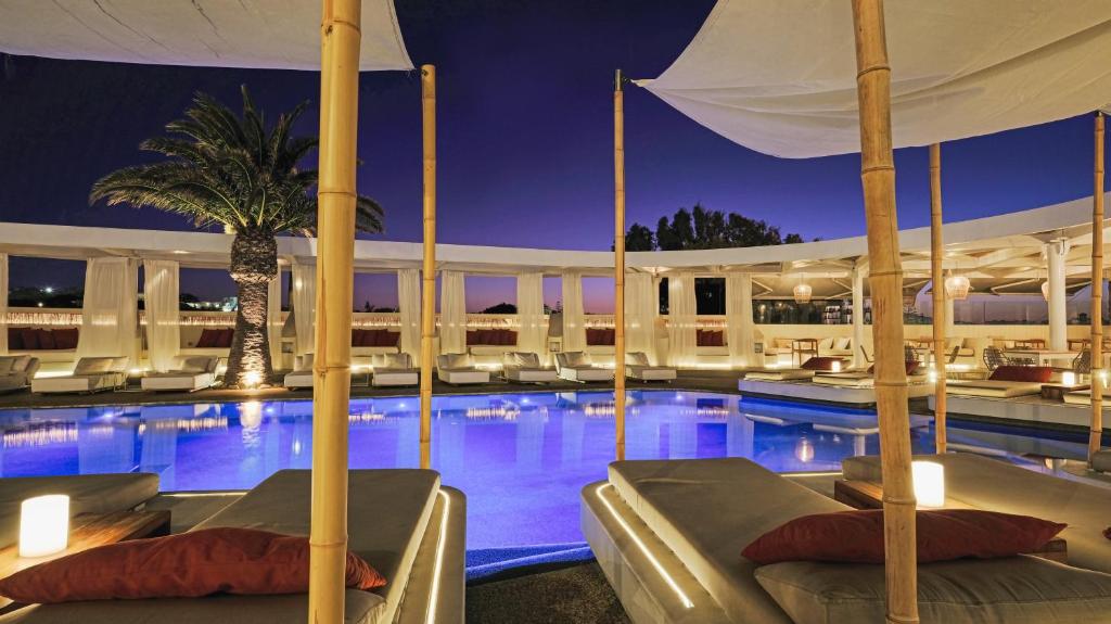 Bazén v ubytování Andronikos Hotel nebo v jeho okolí
