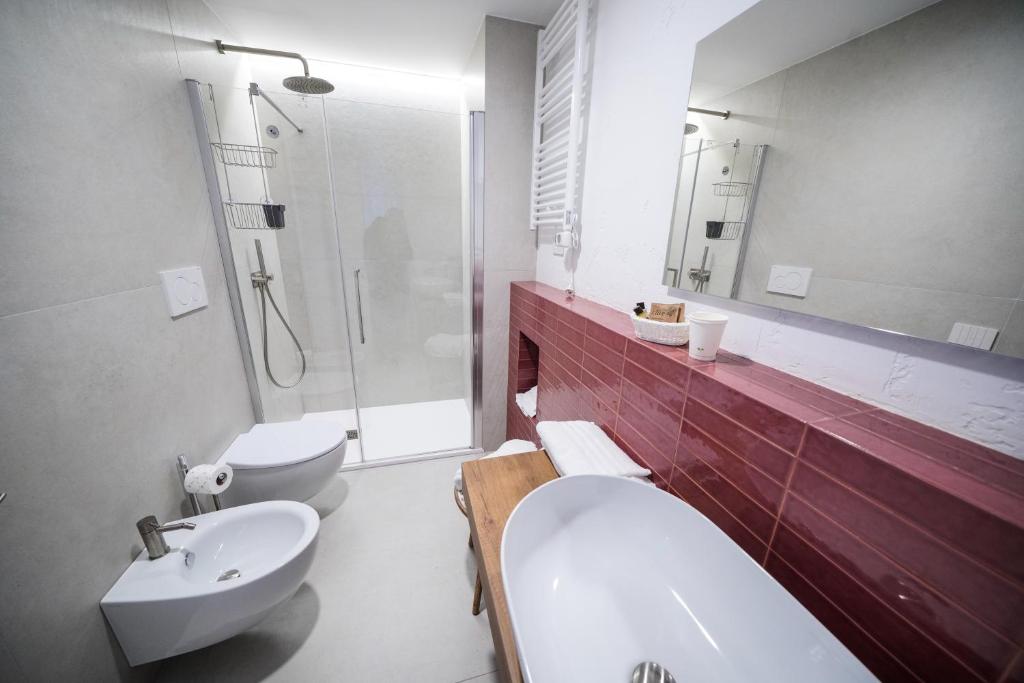 La salle de bains est pourvue de 2 lavabos, de toilettes et d'une douche. dans l'établissement Agriturismo Ciriè, à Cassano delle Murge