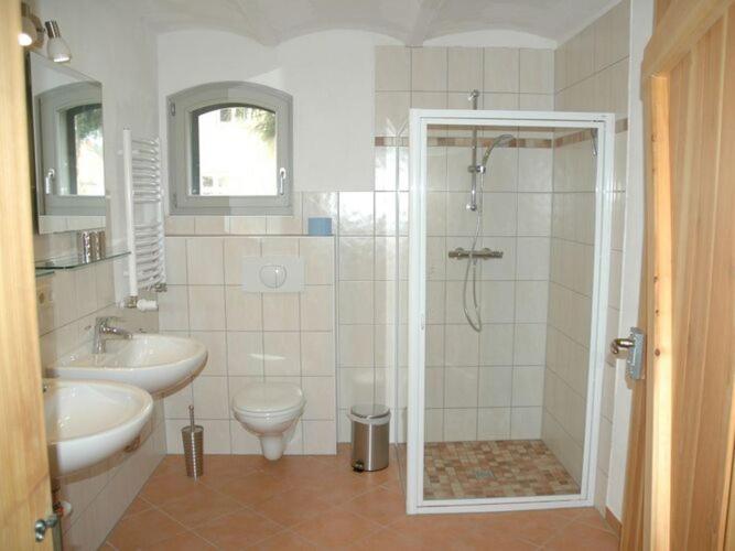 Um banheiro em Inviting apartment near seabeach