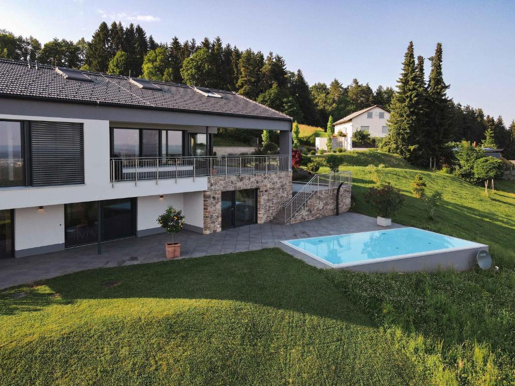 a house with a swimming pool in the yard at Greim15 --- Apartment mit Fernsicht und Pool 50m2 