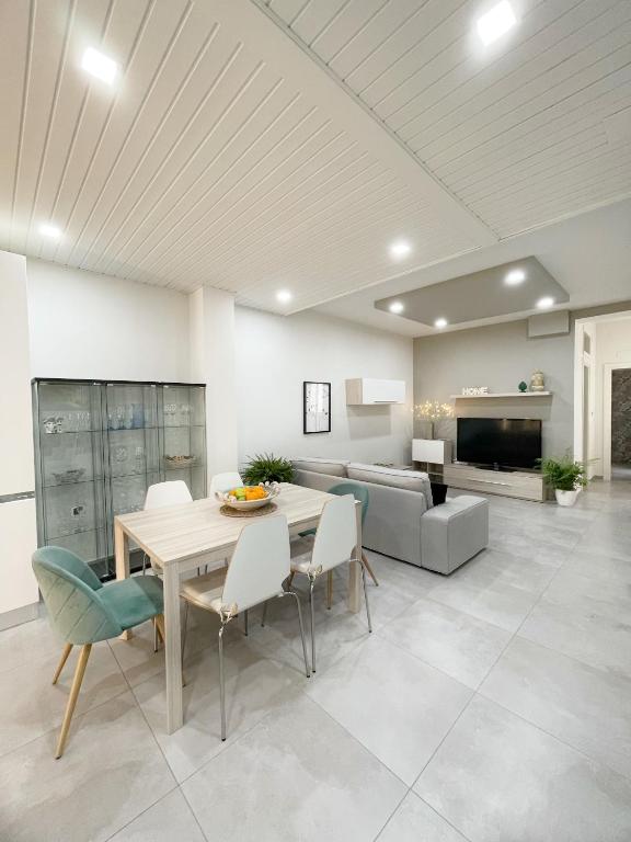a living room with a table and chairs and a couch at Casa Lulu in Belpasso