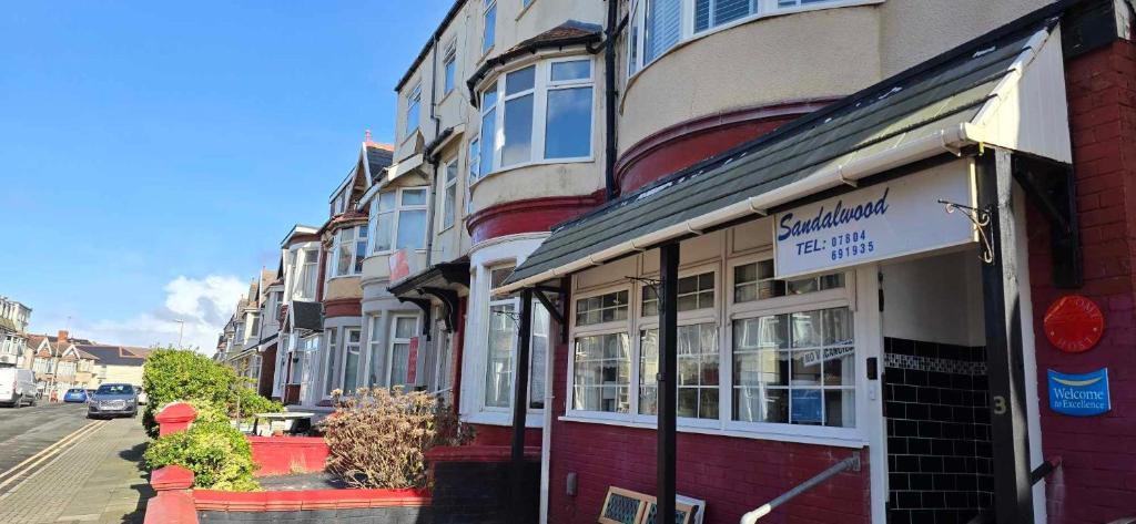 un edificio con un letrero al lado de una calle en The Sandalwood Hotel, en Blackpool