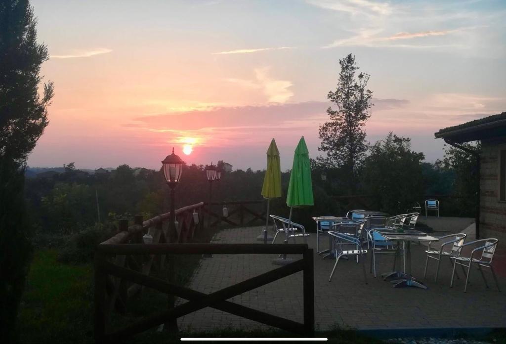 Východ nebo západ slunce při pohledu z prázdninového domu nebo okolí