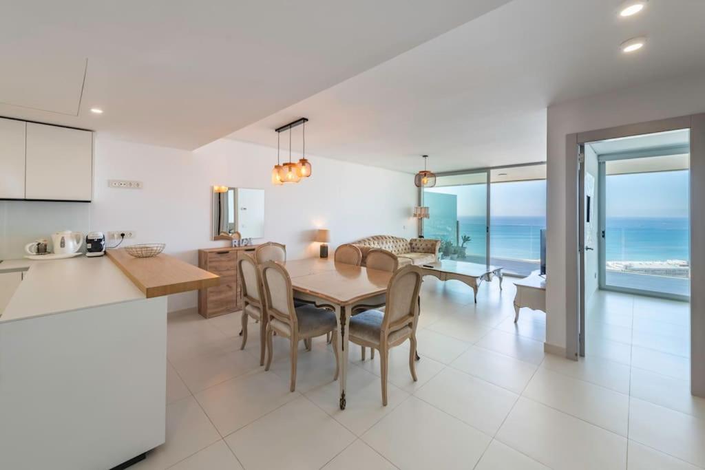 cocina y comedor con mesa y sillas en Med1 luxury Apartament sea view, en Fuengirola
