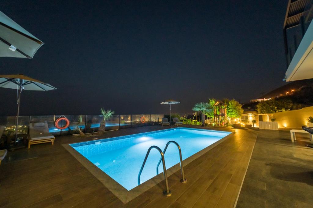 een zwembad 's nachts op een gebouw bij Villa Constandinos - Private Pool - Sleeps 8 in Chersonissos