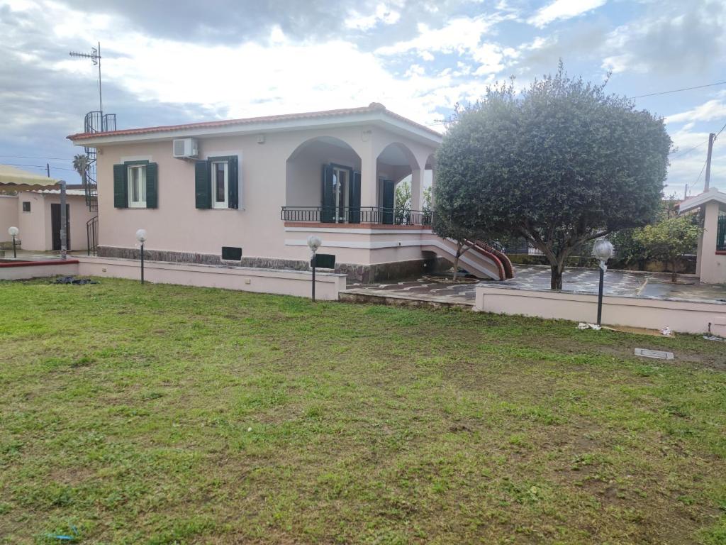 ein weißes Haus mit einem Hof davor in der Unterkunft Villa Carmine & Gina in Castel Volturno
