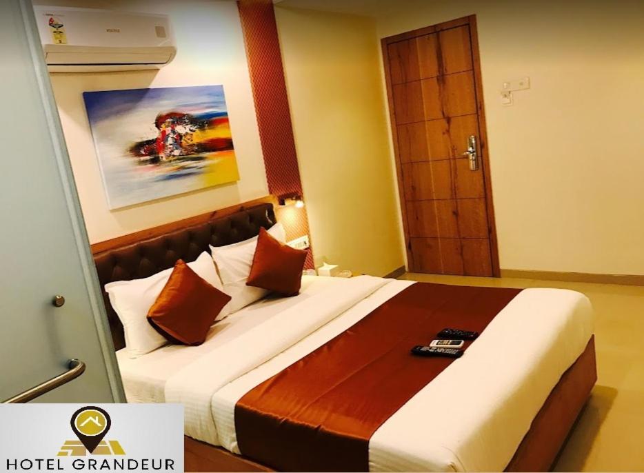 a bed in a hotel room with at Grandeur By Avion Palace Near T2 International Airport in Mumbai