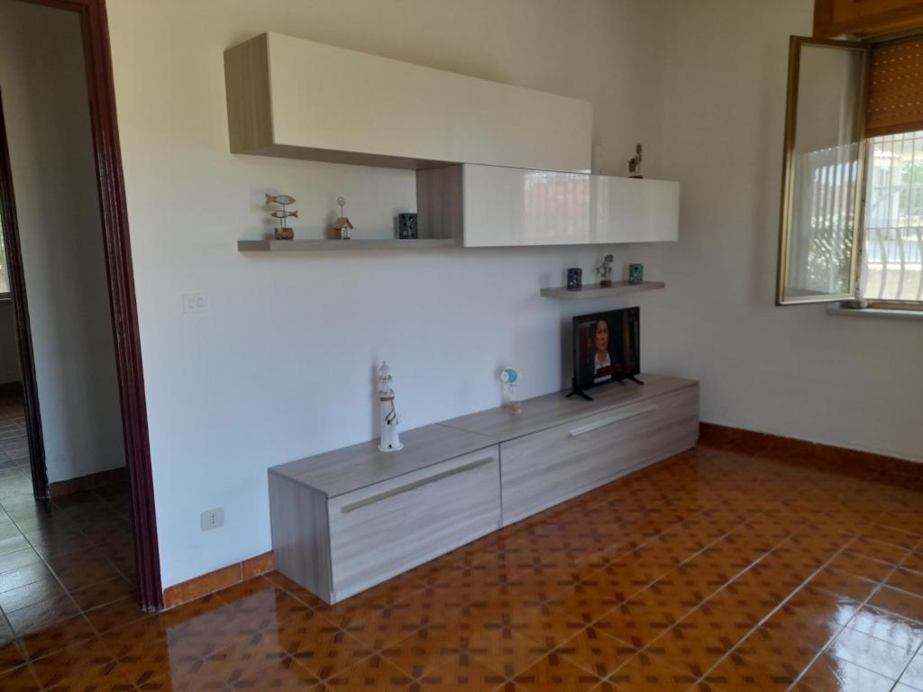 - un salon avec une cheminée au mur dans l'établissement Casa Rosanna, à Marina di Caulonia