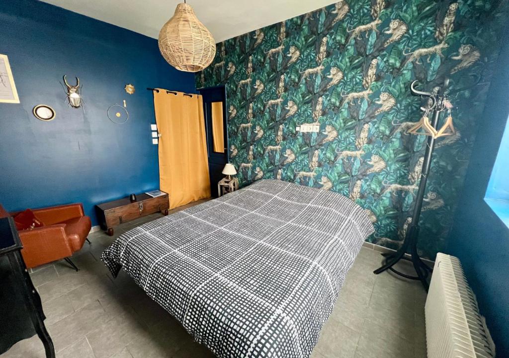 1 dormitorio con 1 cama con pared de pescado en Chambre tropicale privée, en Liévin