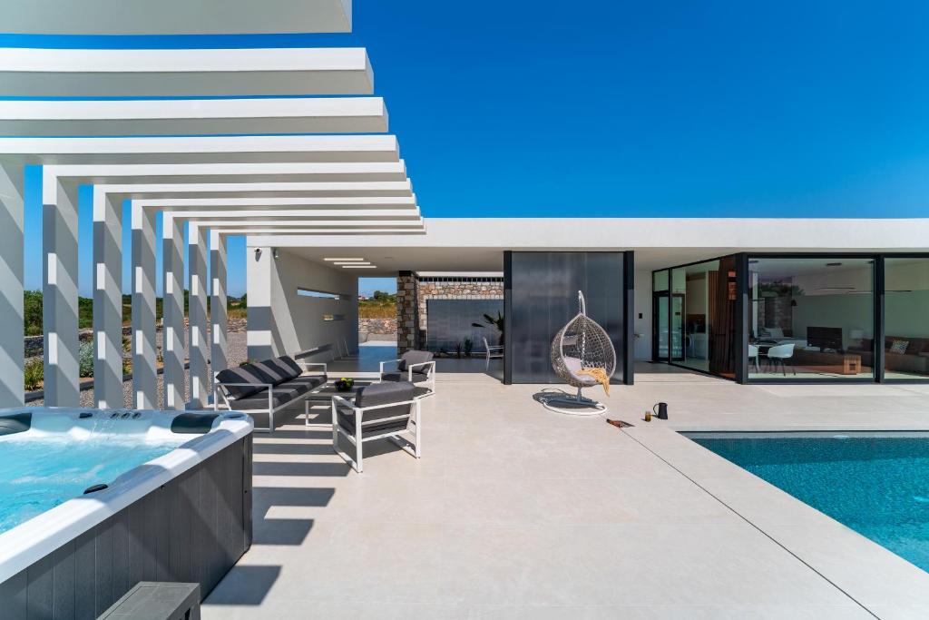 Basen w obiekcie amara luxury villas lub w pobliżu