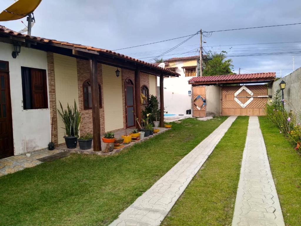 podwórko domu z zielonym trawnikiem w obiekcie Cantinho da Margarete w mieście Santa Cruz Cabrália